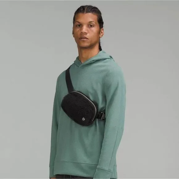 Lululemon Everywhere Belt Bag FLEECE SHERPA Black - Picture 2 of 9